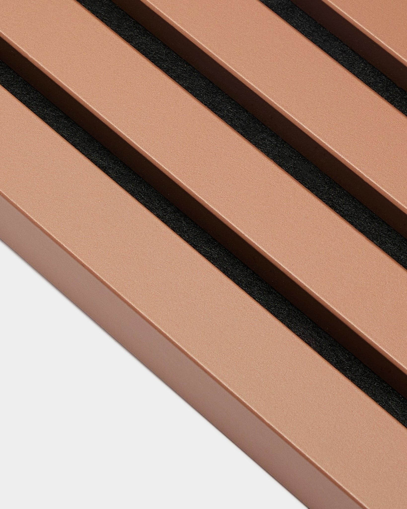 Lámina terminal WoodUpp Akupanel en Clay, de 2,2 cm de grosor, con lamas metálicas en bronce y separaciones black, diseñada para instalación mural Panel acústico o Akupanel.